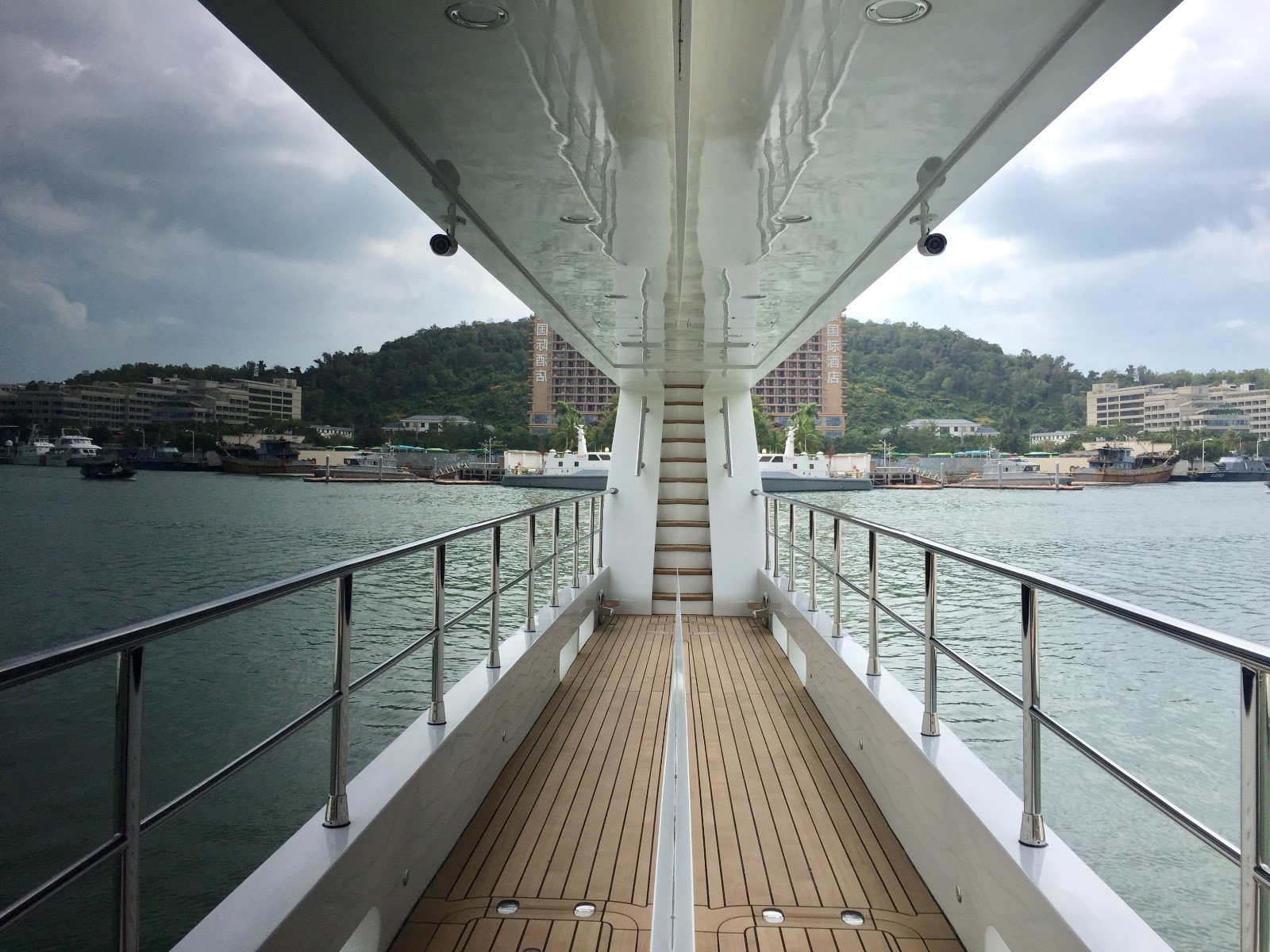 就目前为止,三亚最大的游艇就在图片里了,46米锦龙游艇,产自大连。大连是船舶工业最厉害的城市,没有之一,为什么这么说呢?因为1-3号航母,都是在大连生产或者组装的。这家造船厂叫大连船舶重工集团,因此大连船舶工业在配套上就优越于许多其他造船工业城市。#三亚游艇##三亚游艇出海#