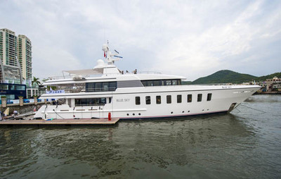 游艇成富豪时尚“新玩具”，泳装模特抢镜大连湾