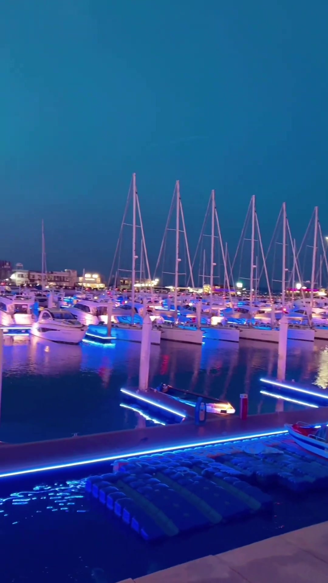 大连东港游艇码头 璀璨夜色下的浪漫交响